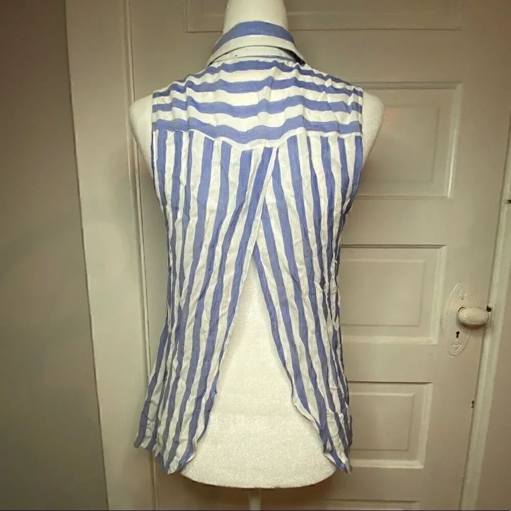 Romeo + Juliet Couture Open Back Button Up - Picture 5 of 8